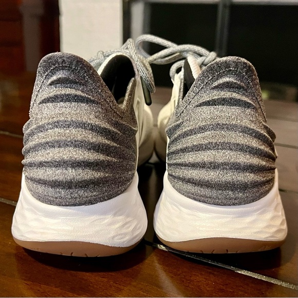 WOMEN'S NEW BALANCE ROAV V1 SNEAKERS - Picture 4 of 8